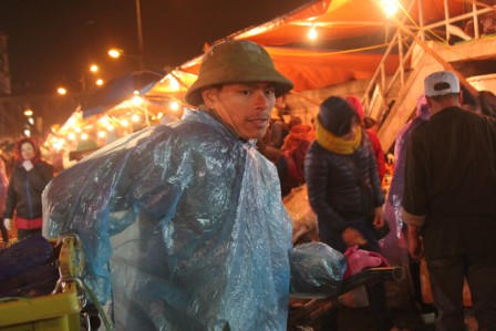 Muôn cảnh “oằn mình” mưu sinh trong đêm rét buốt